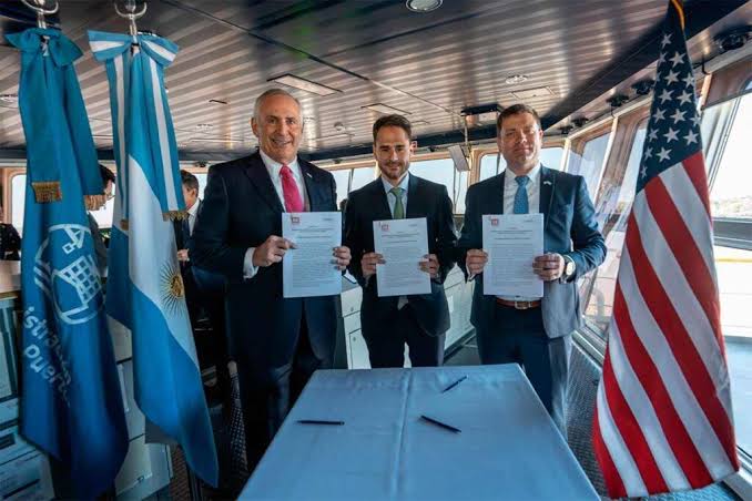 Entrega del Paraná durante 2024: El embajador Marc Stanley en la firma del acuerdo entre la Administración General de Puertos y el Cuerpo de Ingenieros del Ejército de los Estados Unidos.